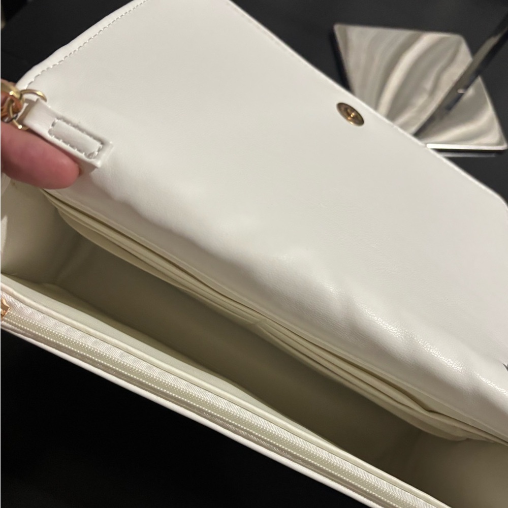 NWT Badgley Mischka White Quilted Crossbody Bag Gold Chain Tassel Logo Clutch - Picture 9 of 13